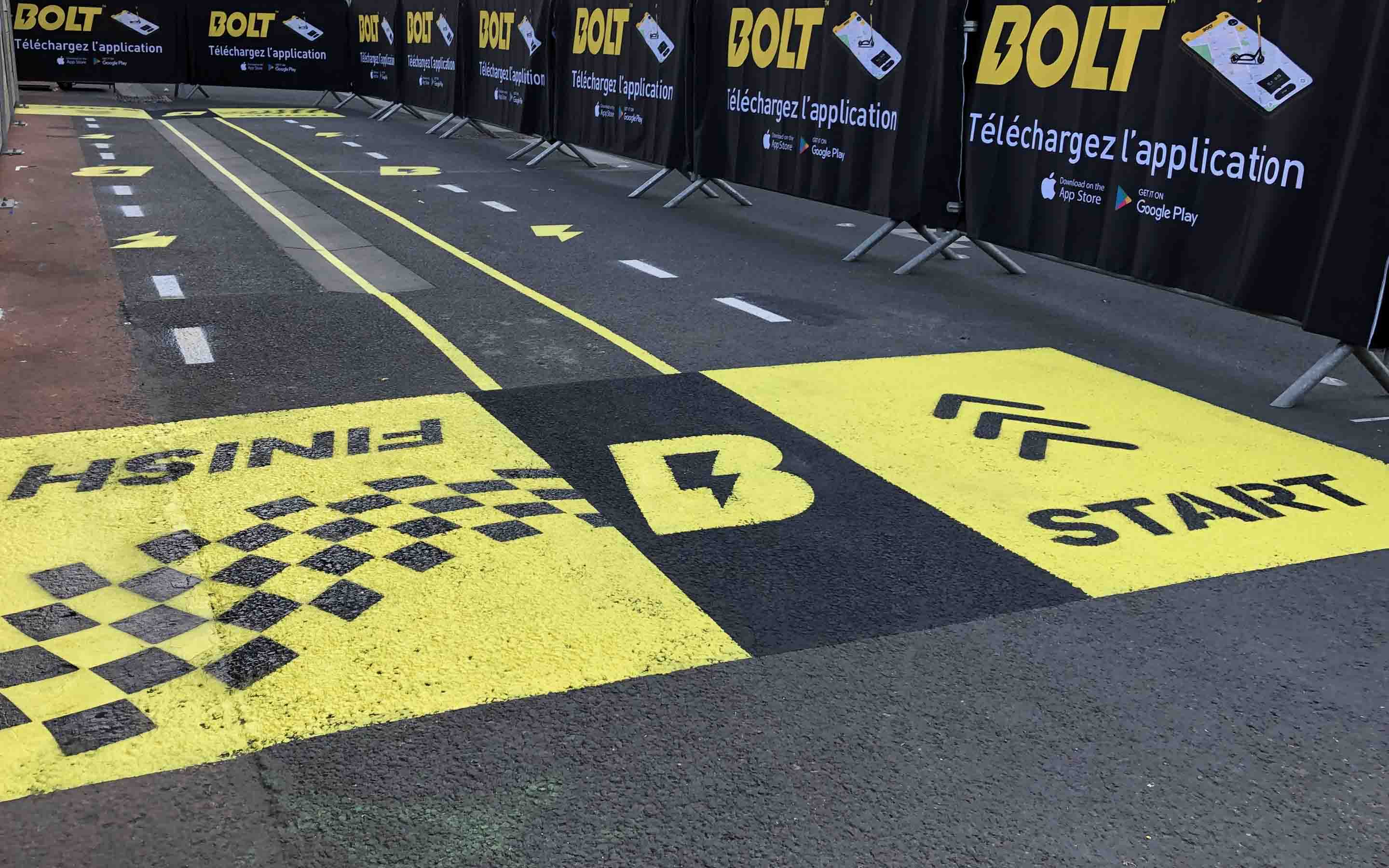 Marquage au sol d'une piste de trottinette pour Bolt