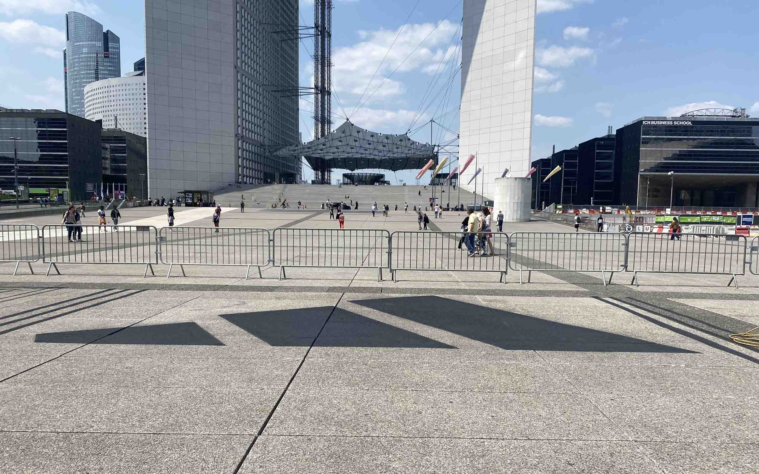 Marquage logo géant pour adidas.jpg