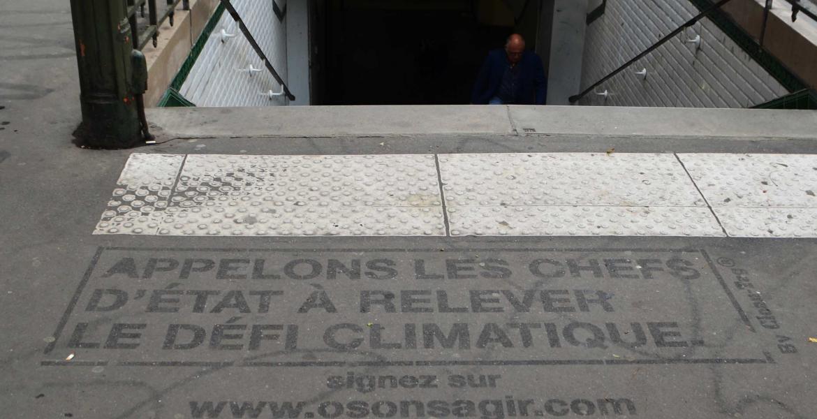Un Clean-Tag à la sortie du métro pour la fondation Nicolas Hulot. Clean-Tag à la sortie du métro pour la fondation Nicolas Hulot.