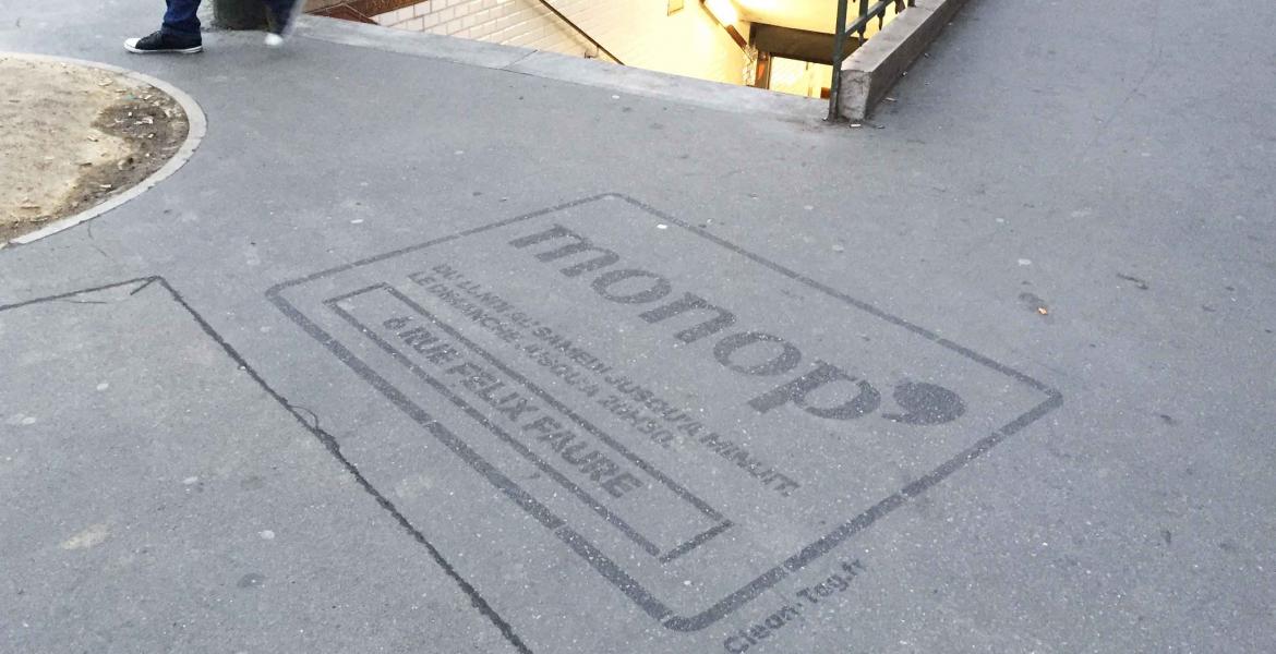 Un clean-tag signalétique devant un entrée de métro. Un clean-tag signalétique devant un entrée de métro.