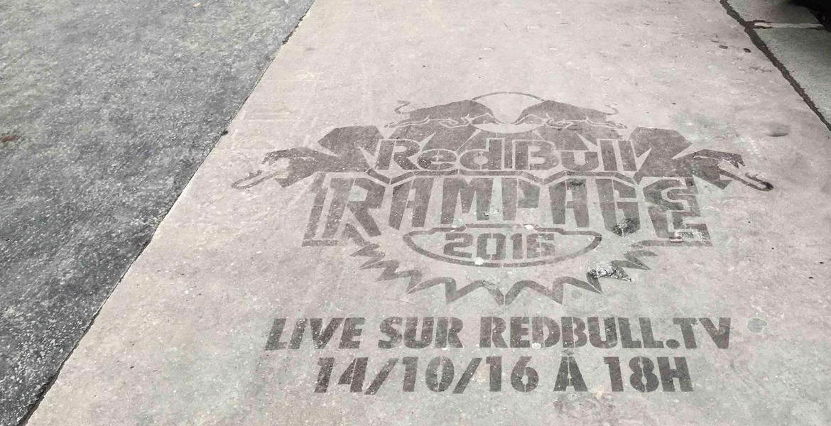Clean tag RedBull Rampage sur un trottoir Clean tag RedBull Rampage sur un trottoir