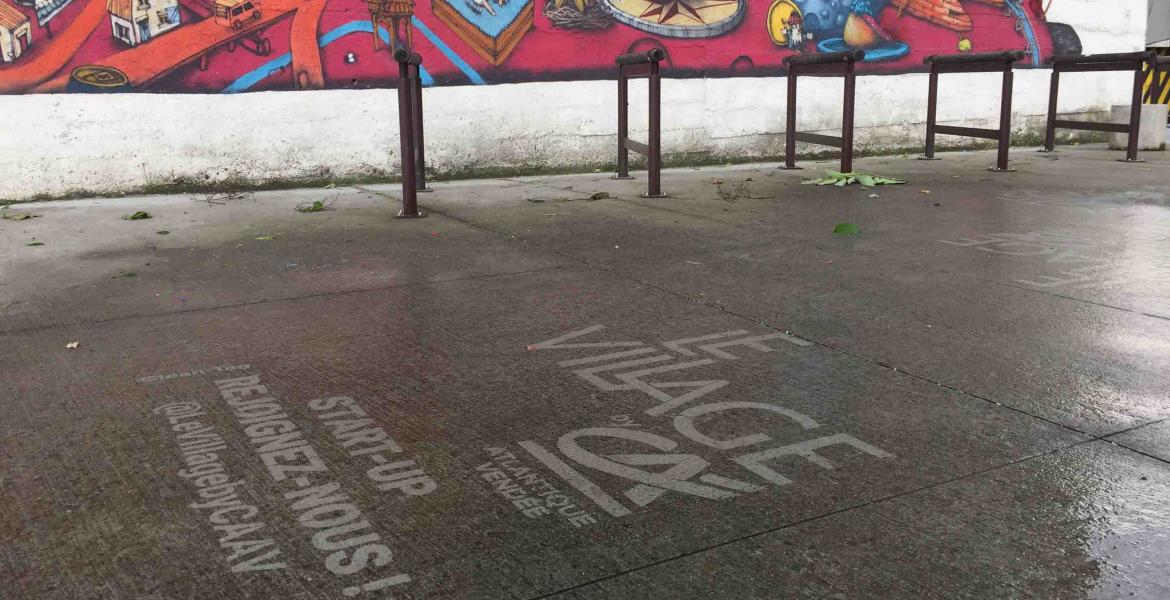 Une annonce publicitaire sur un trottoir. Une annonce publicitaire sur un trottoir.