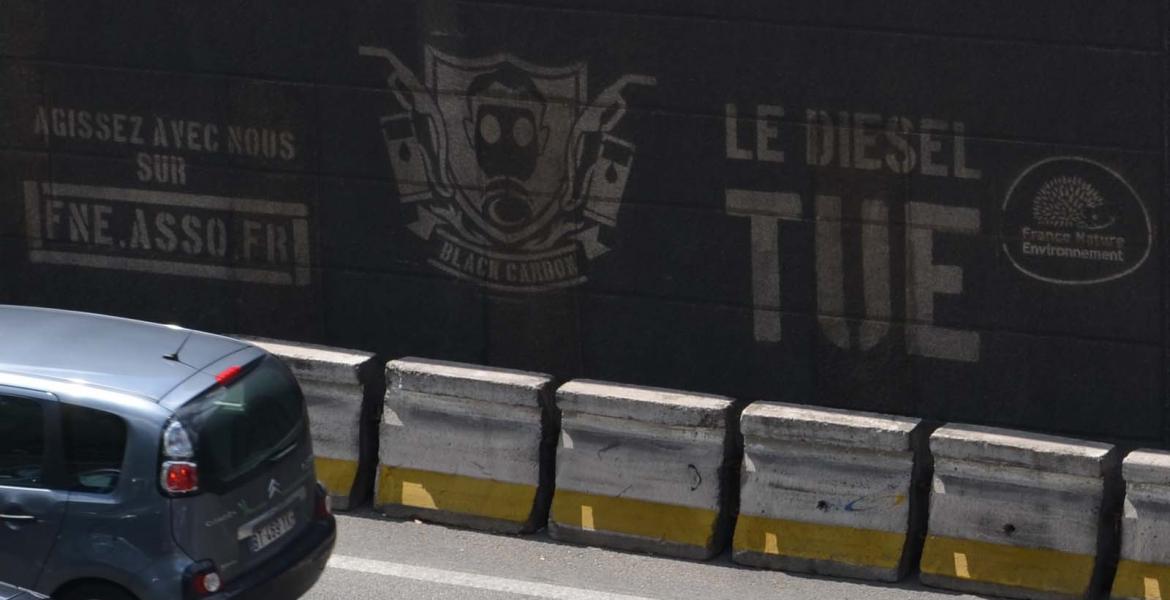 Tags propres sur les murs des quais de Seine à Paris Clean-tag sur les murs des quais de Seine à Paris