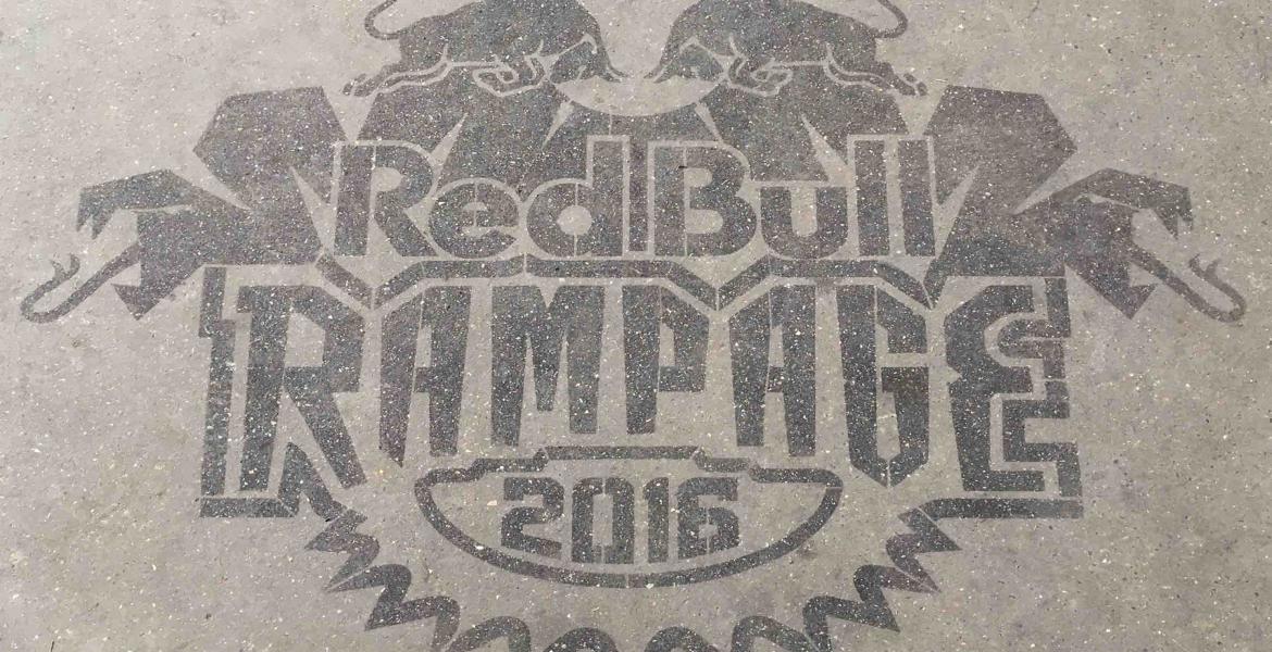 Clean tag RedBull Rampage : marquage en gros plan Clean tag RedBull Rampage : marquage en gros plan