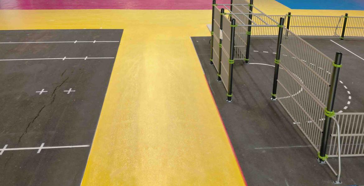 Terrain de sport aux couleurs des JO Paris 2024 Terrain de sport