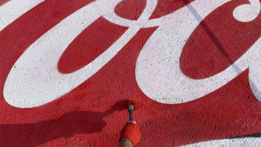Marquage au sol : logo Coca Cola géant
