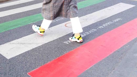 Marquage au sol en couleurs sur un passage piéton