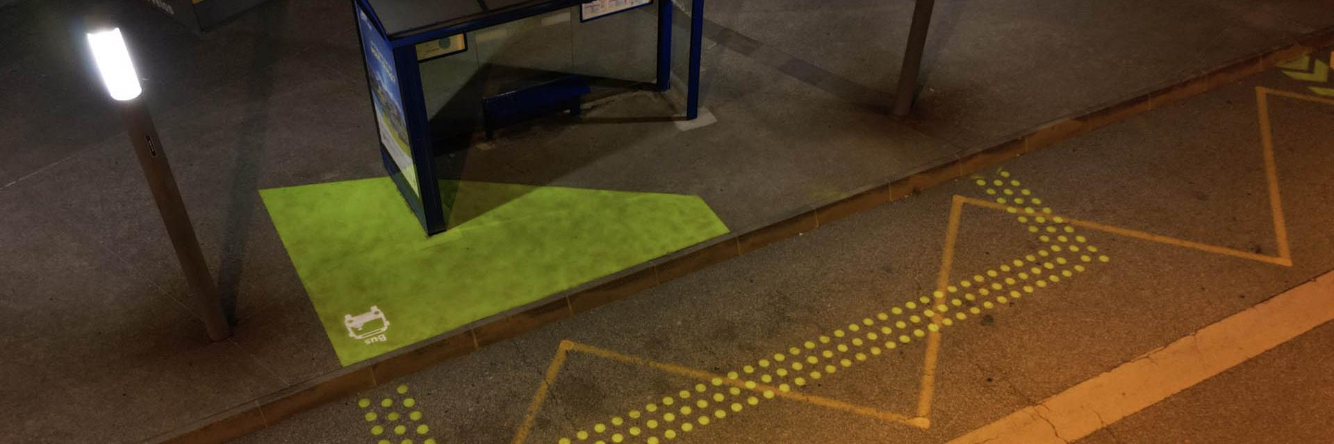Marquage au sol devant un abri-bus
