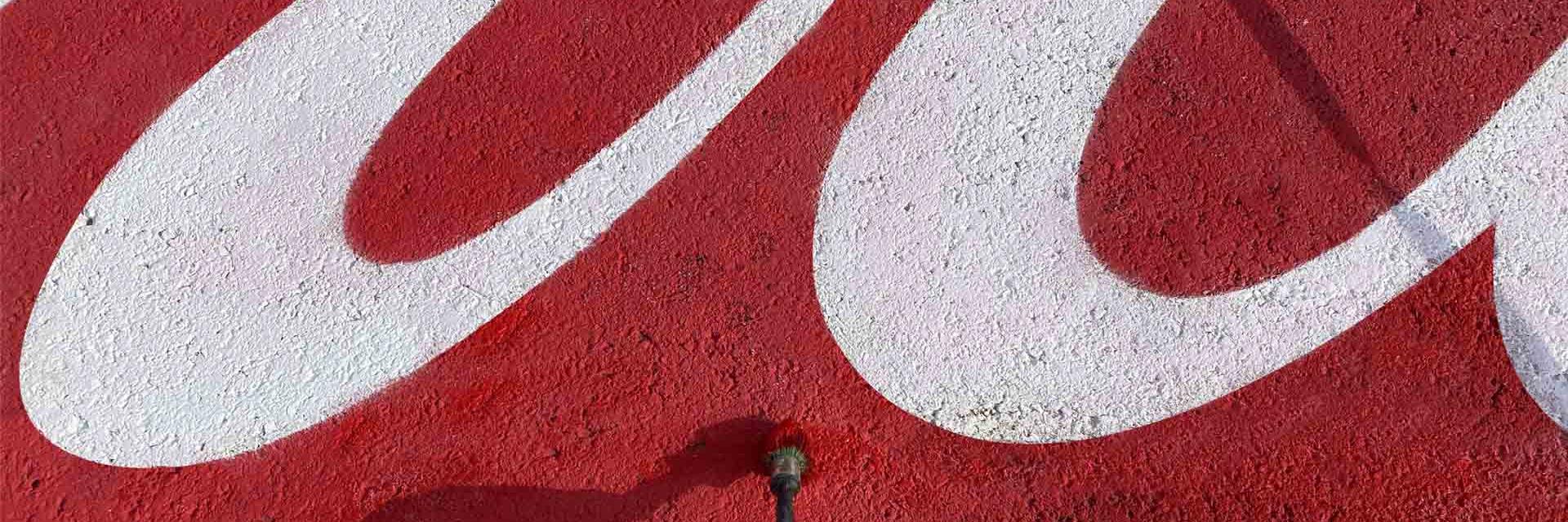 Marquage au sol : logo Coca Cola géant
