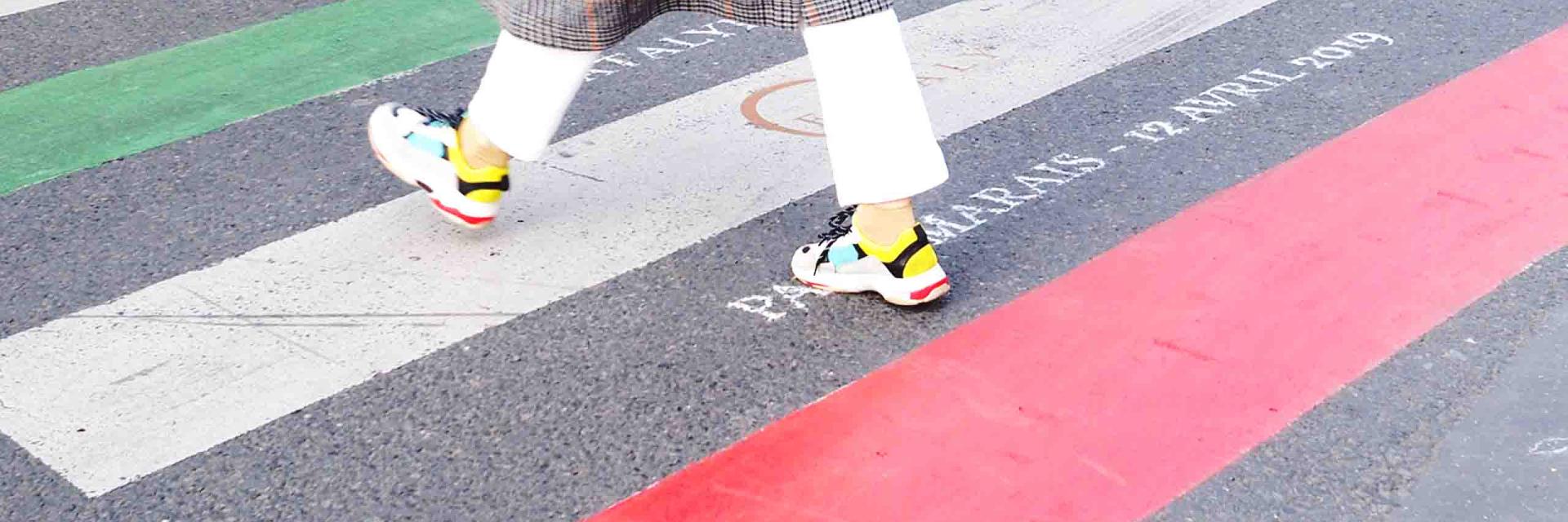 Marquage au sol en couleurs sur un passage piéton